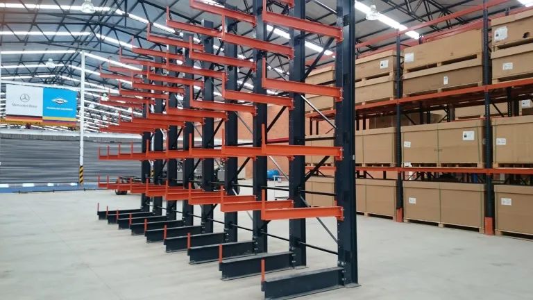 Rack cantilever instalado con perfiles largos