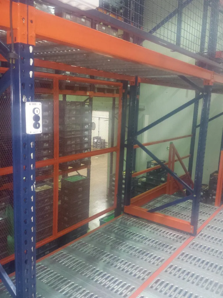 Compuerta automatizada sobre entreplanta