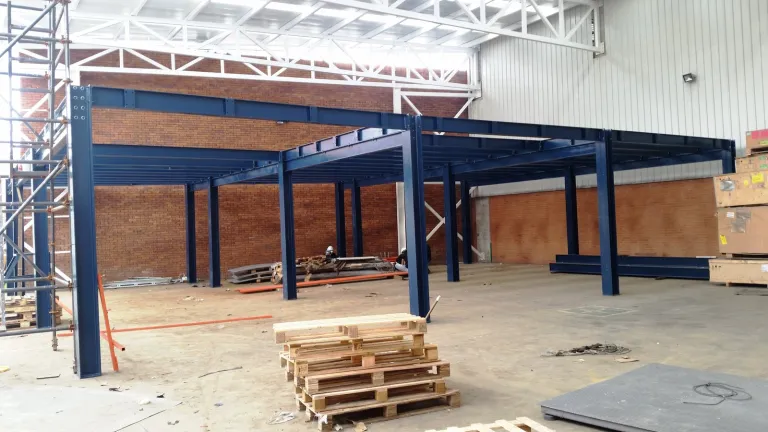 Entreplanta estructural en montaje