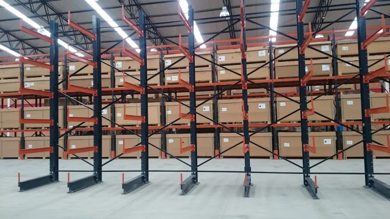 Cantilever IPE 240 en bodega
