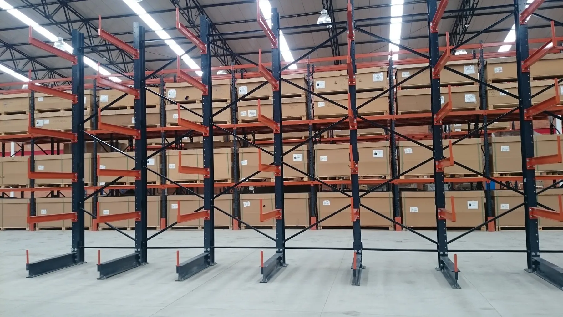 Cantilever IPE 240 en bodega
