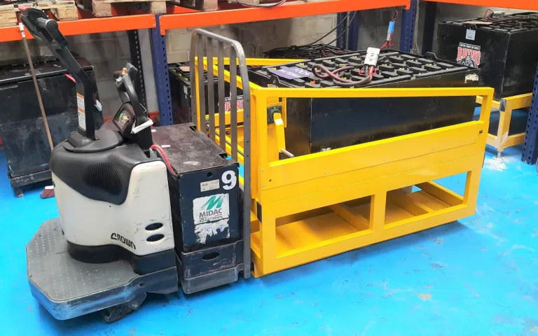 Intercambiador mecánico de batería con sujeción magnética