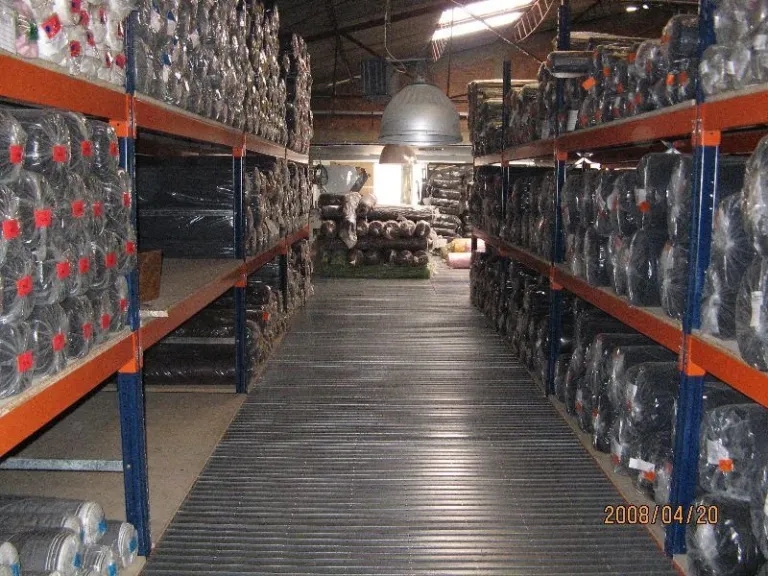Pasillo sobre entreplanta entre racks de rollos