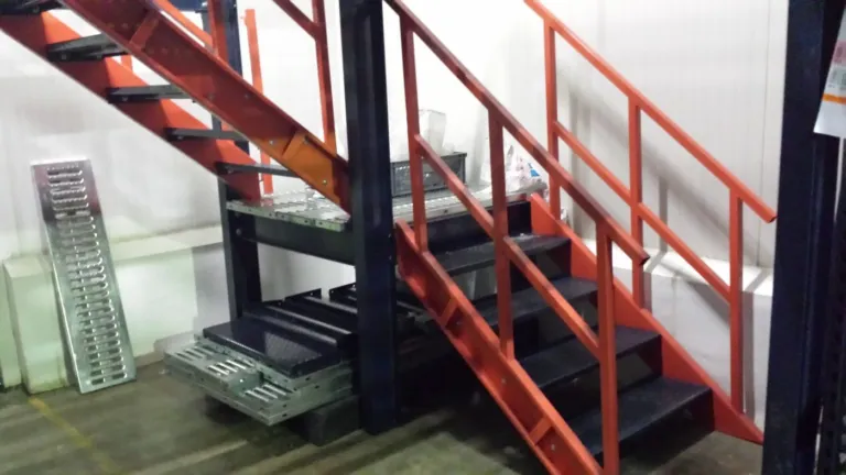 Escalera con barandas para pasarelas de picking en cuarto frío