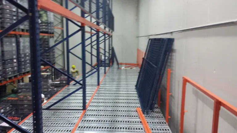 Pasarela con barandas sobre racks de picking
