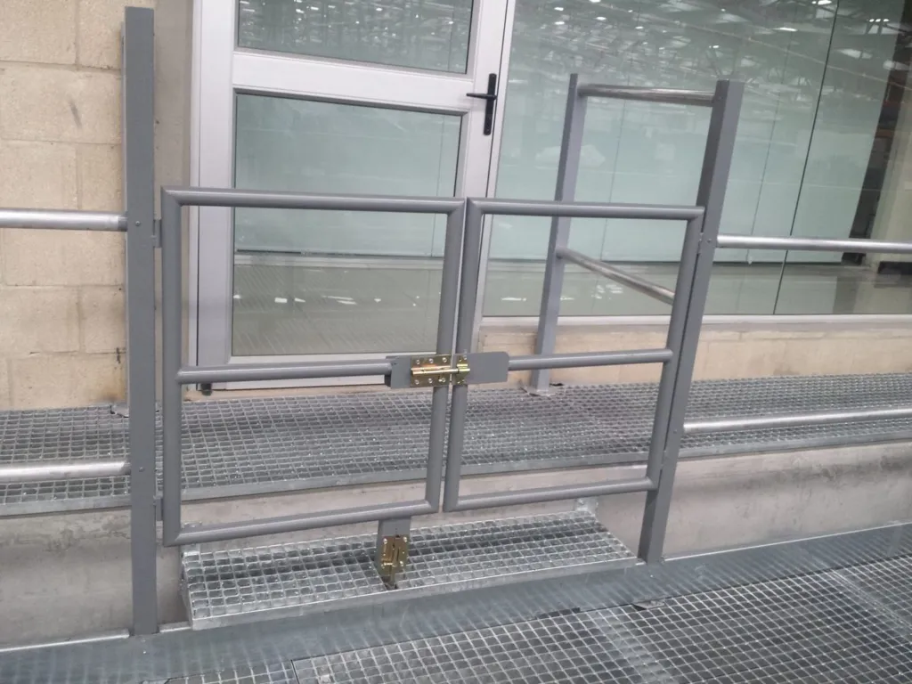Escaleras, plataformas de rejilla y puertas de seguridad para línea de transportadores