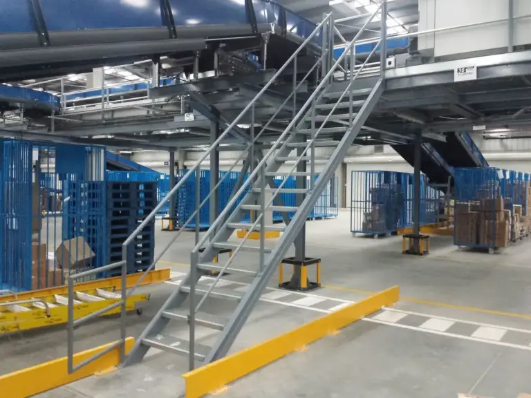 Escaleras, plataformas de rejilla y puertas de seguridad para línea de transportadores