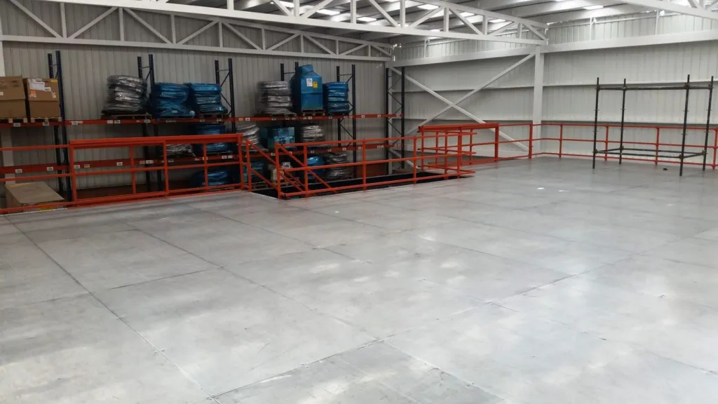 Mezzanine estructural terminado con barandas y acceso de carga