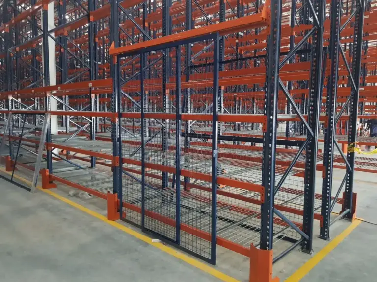 Cerramiento en malla integrado a racks selectivos, con puertas