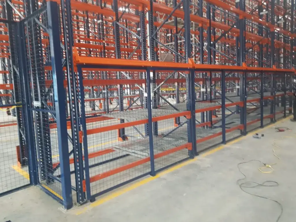 Cerramiento en malla integrado a racks selectivos, con puertas