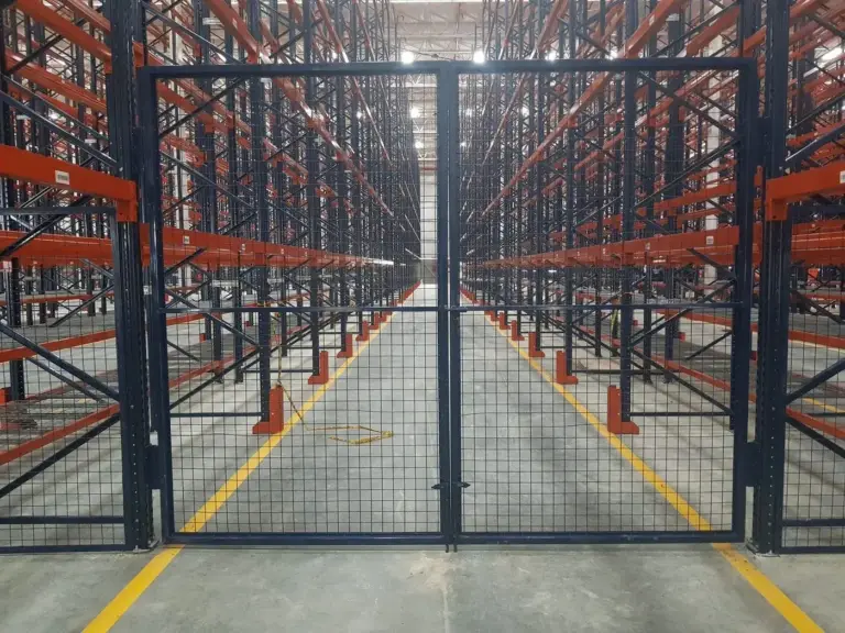 Cerramiento en malla integrado a racks selectivos, con puertas