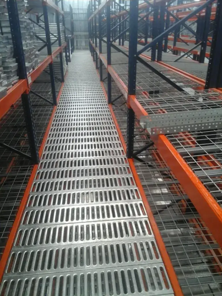 Sistema de picking multinivel con pasarelas de rejilla