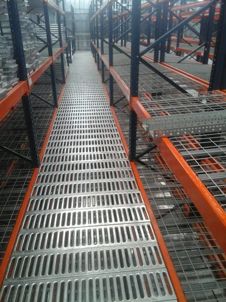 Sistema de picking multinivel con pasarelas
