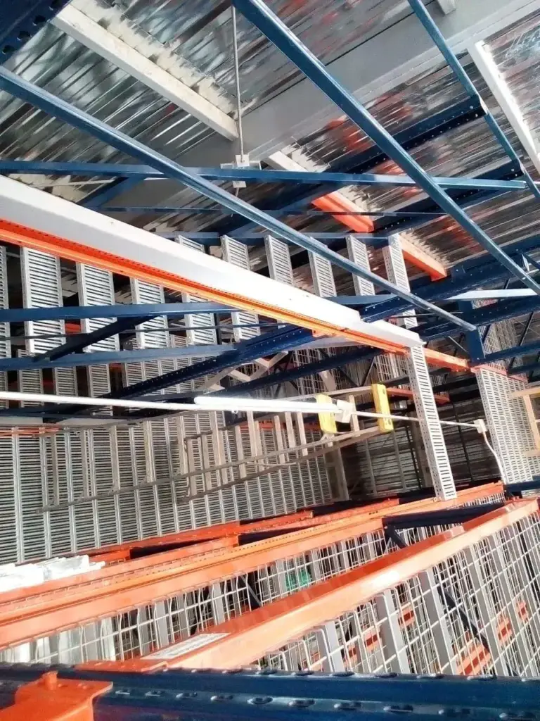 Sistema de picking multinivel con pasarelas de rejilla