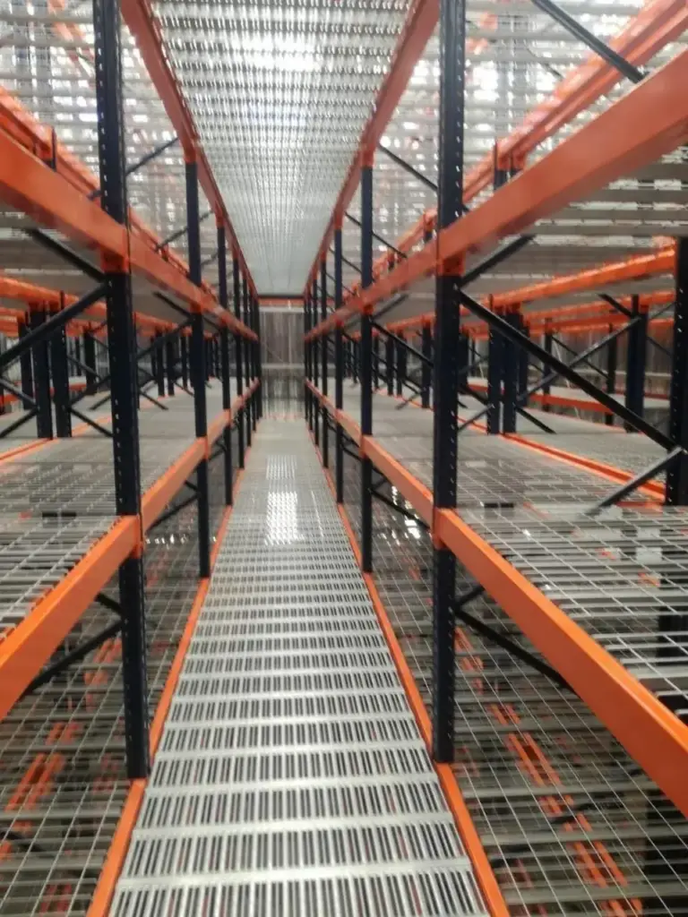 Sistema de picking multinivel con pasarelas de rejilla