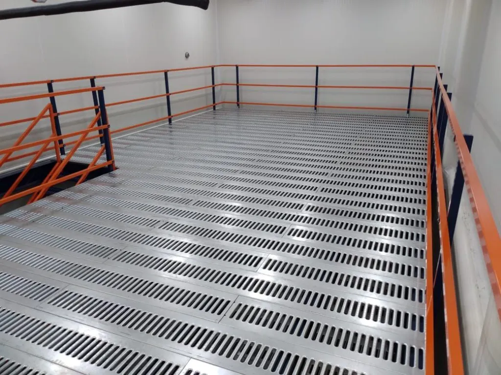 Entreplanta estructural con escalera y piso de rejilla troquelada
