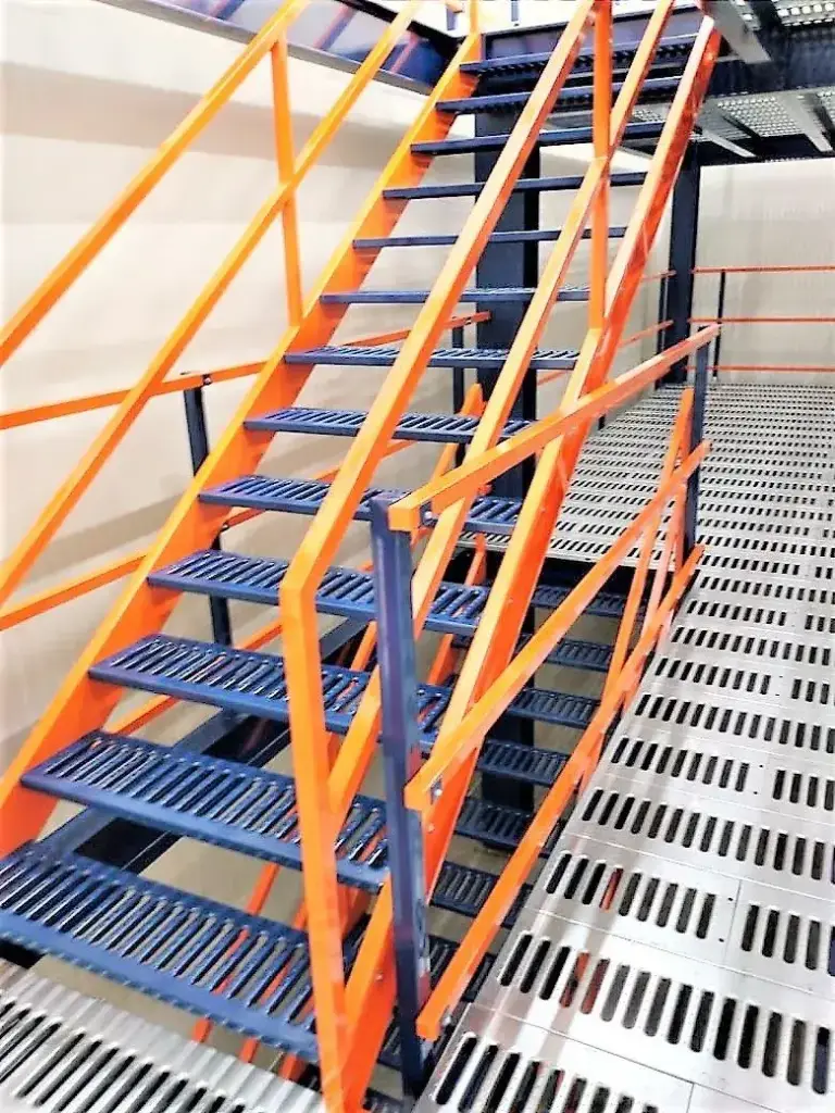Entreplanta estructural con escalera y piso de rejilla troquelada