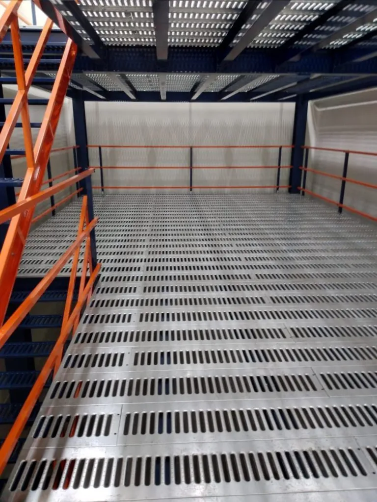 Entreplanta estructural con escalera y piso de rejilla troquelada