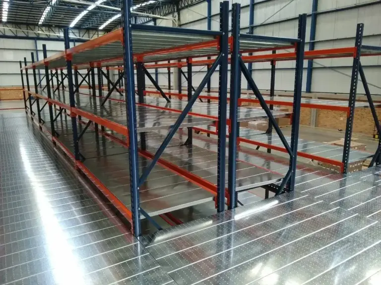 Entreplanta soportada por racks con escalera