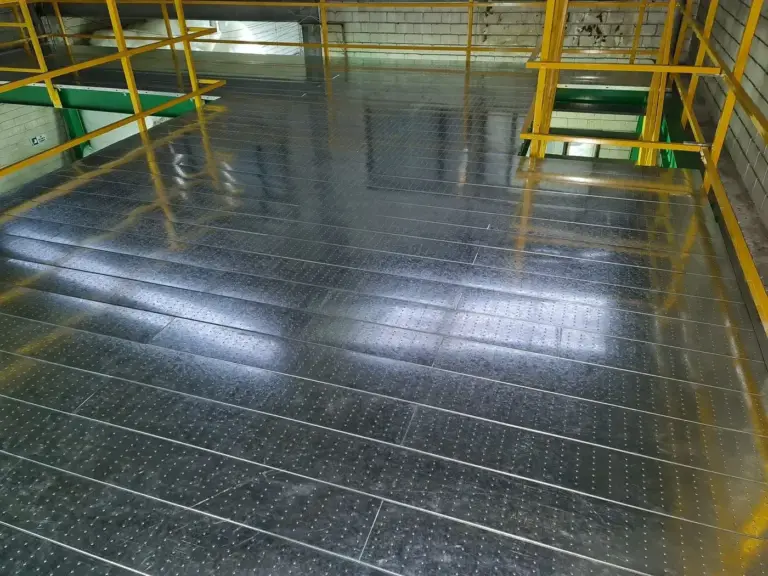 Entreplanta con piso metálico, escalera y barandas