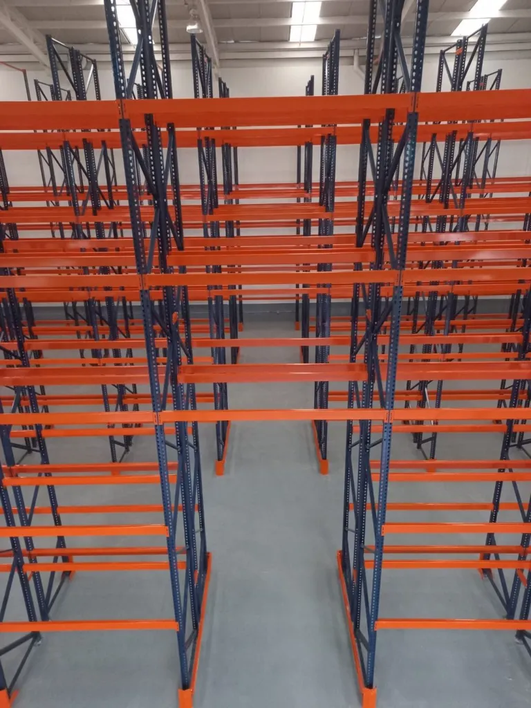 Rack selectivo recién instalado en bodega nueva