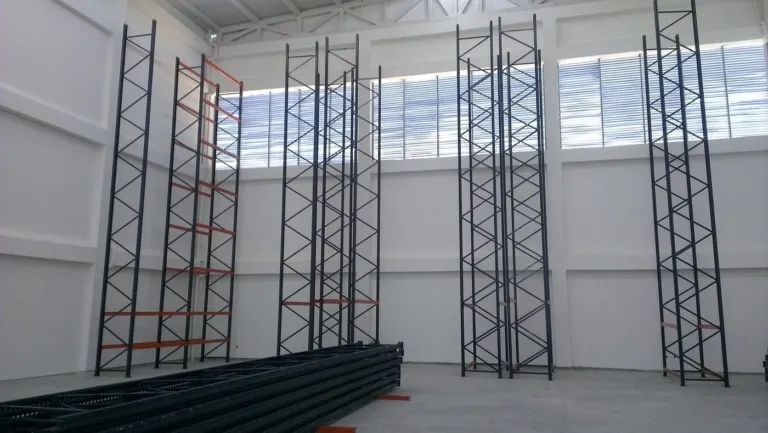 Inicio de montaje de rack selectivo de gran altura
