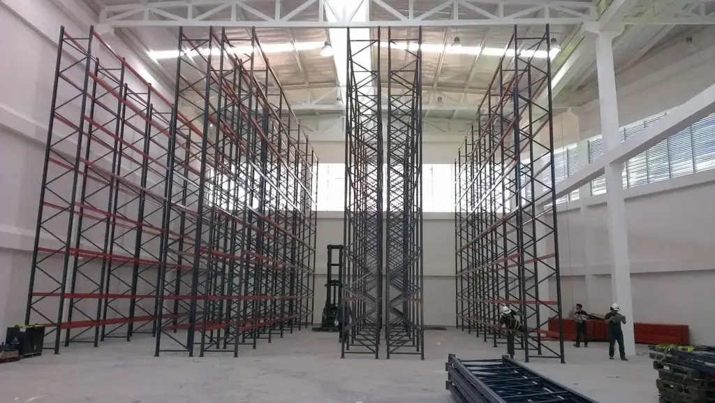 Montaje de bastidores de rack selectivo en bodega nueva