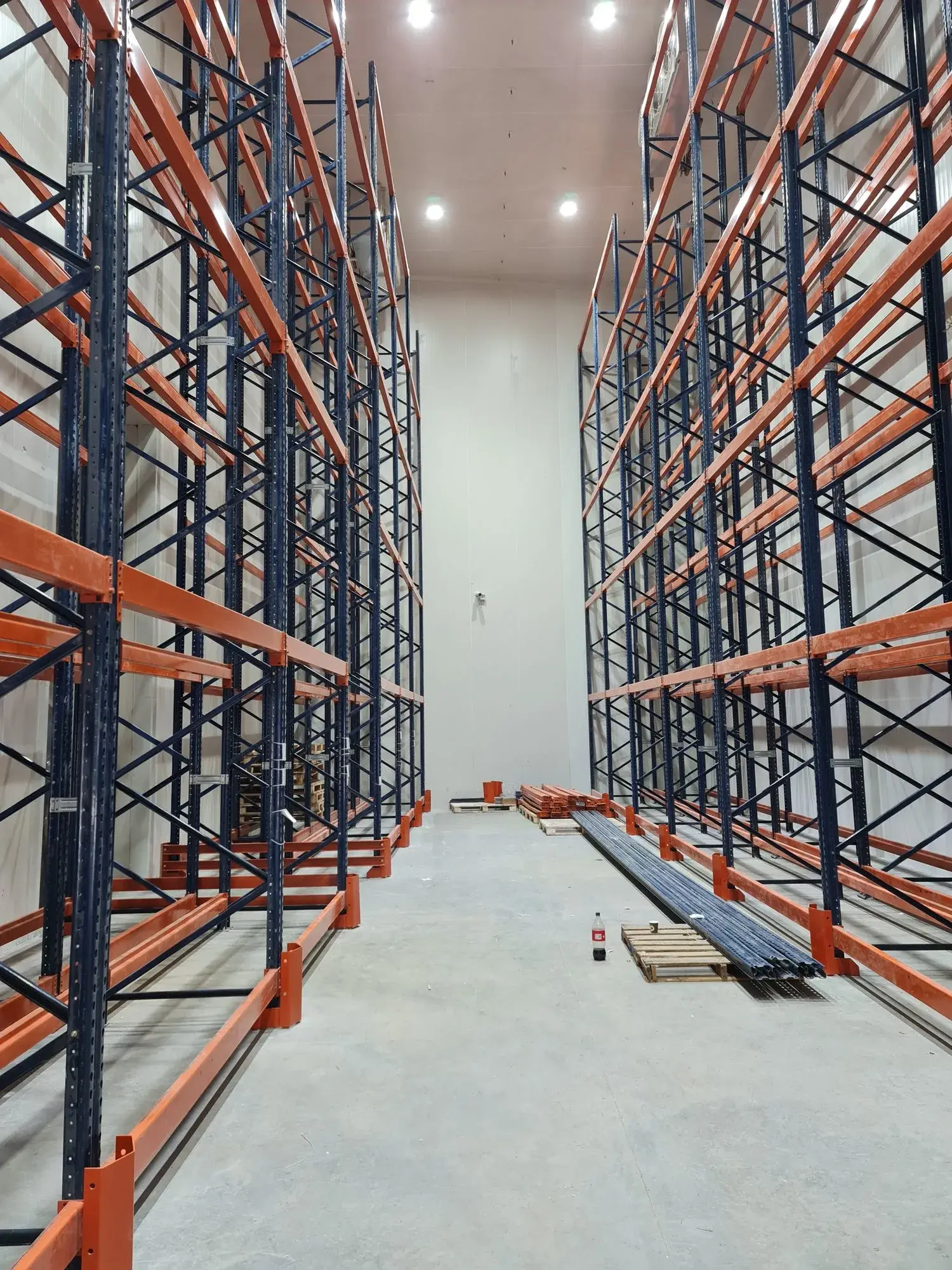 Racks selectivos de gran altura en cuarto frío