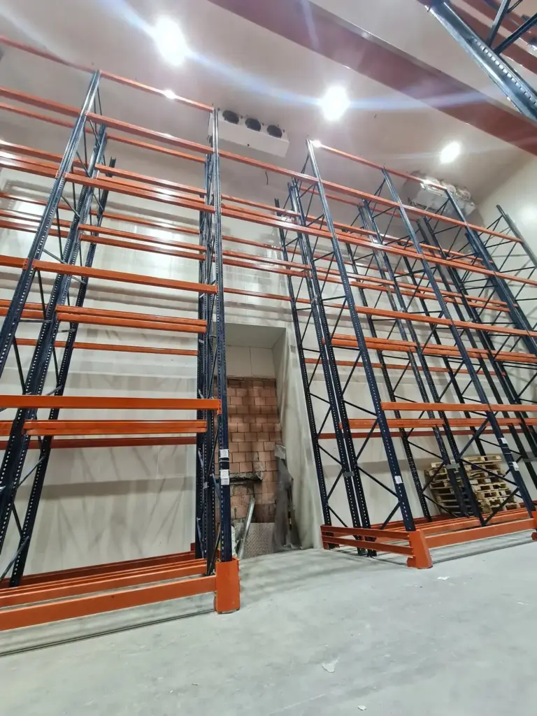 Racks de varios niveles junto a la puerta del cuarto frío