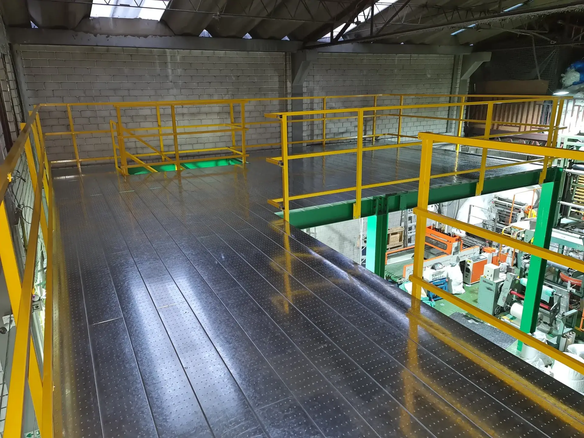 Entreplanta con escalera y barandas