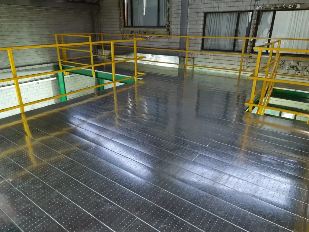 Piso de la entreplanta y barandas