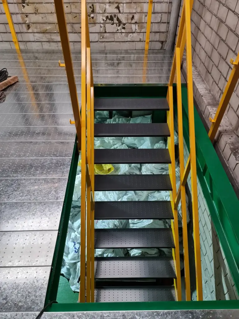 Escalera de acceso vista desde la entreplanta