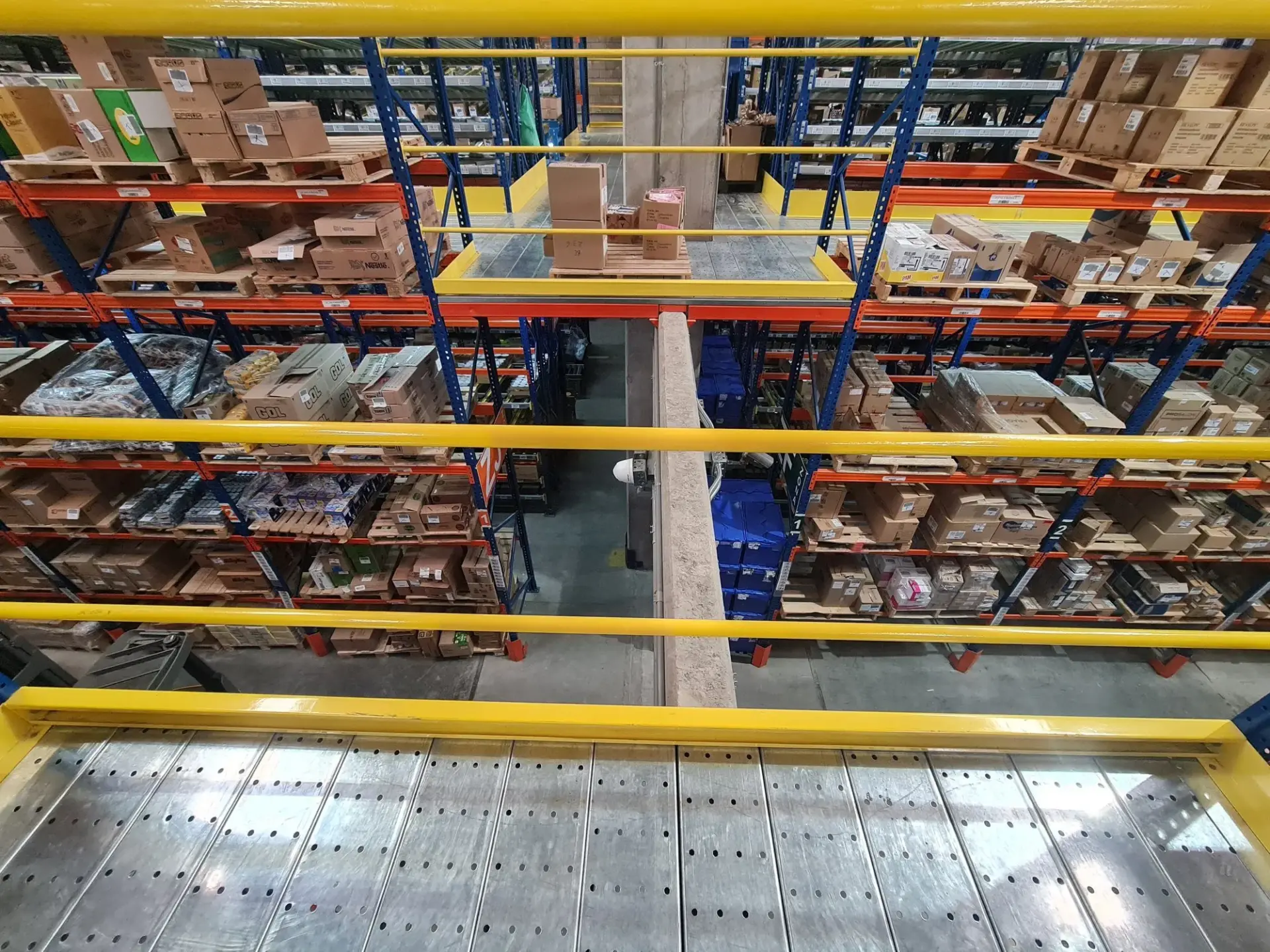Pasarela de picking sobre racks