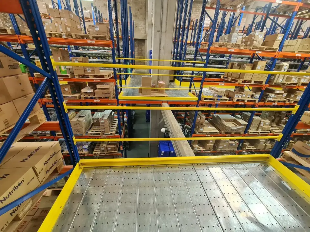 Barandas de la pasarela sobre los racks