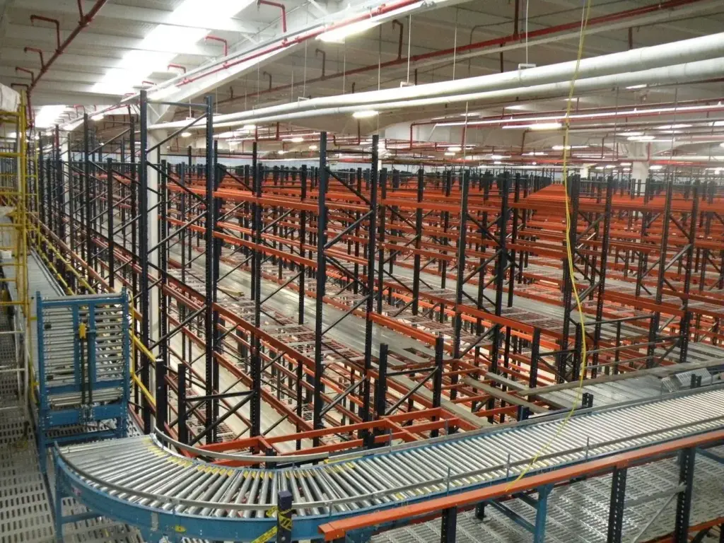 Centro de distribución con racks selectivos y transportadores de rodillos