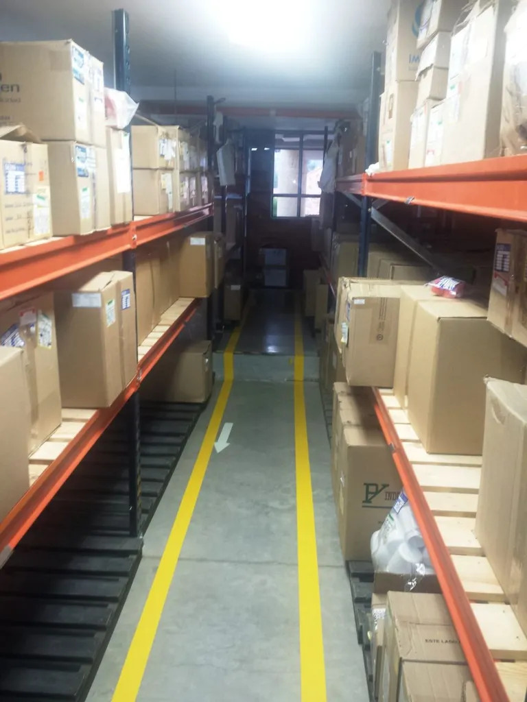 Pasillo de estantería tipo Z con cajas en operación