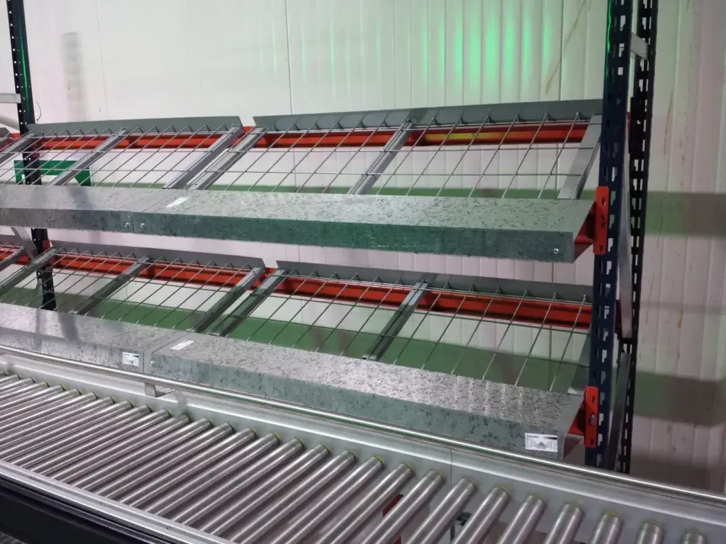 Estantería dinámica de picking sobre transportador