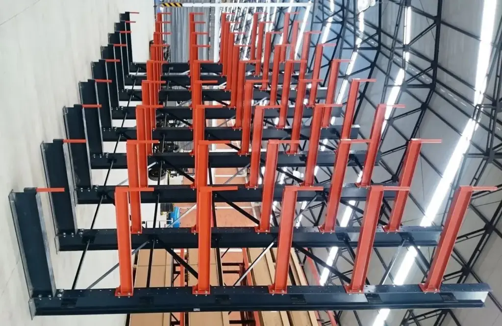 Brazos de rack cantilever instalados