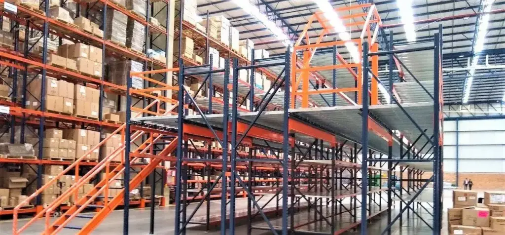 Entreplanta de picking sobre estantería con escaleras