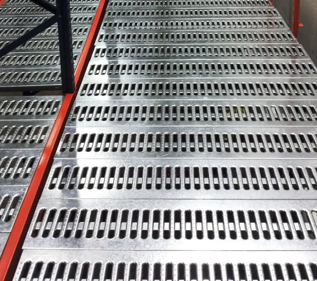 Piso de rejilla troquelada galvanizada para mezzanine