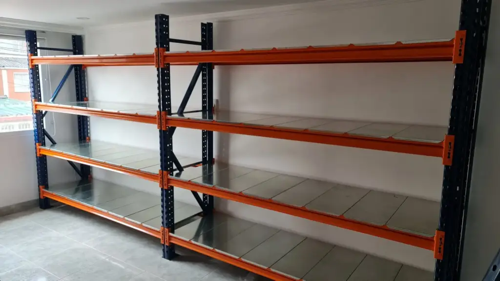 Estantería semipesada con entrepaños metálicos