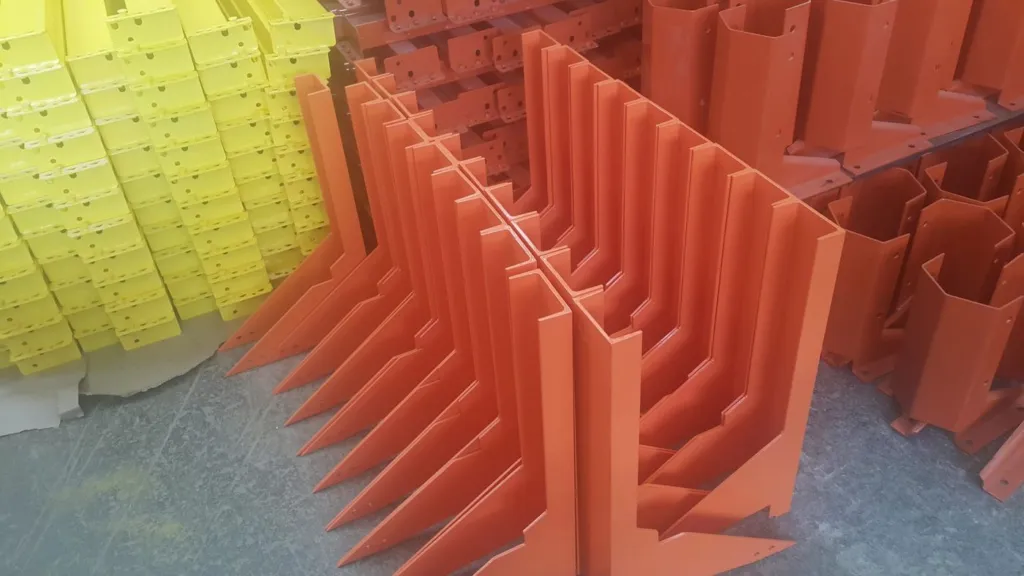 Protectores de puntal recién pintados en planta